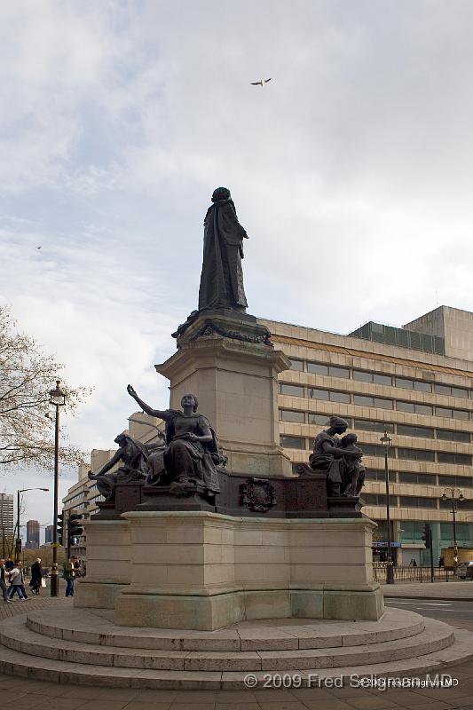 20090409_173508_D3 P1.jpg - Statue of William Gladstone on the Strand in front of St Clement Danes Church